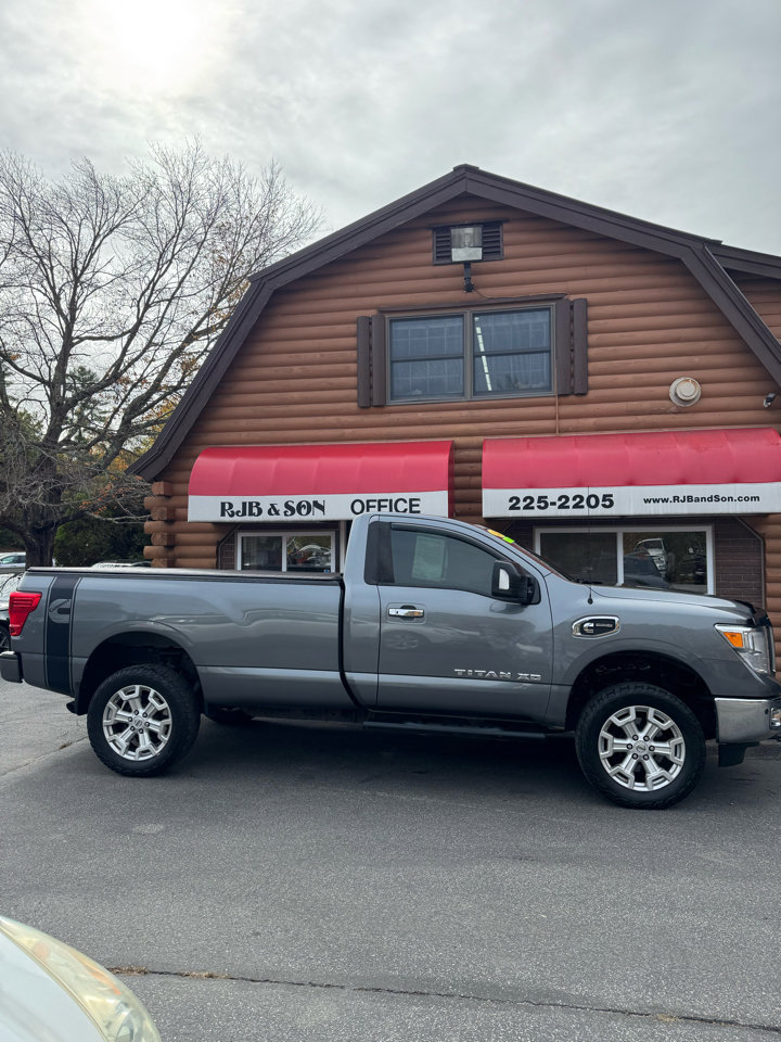 Used 2017 Nissan Titan SV image 2