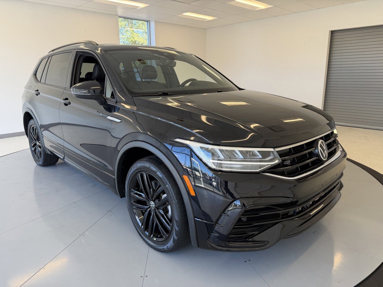 Used 2022 Volkswagen Tiguan SE R-Line AWD/4WD image 56