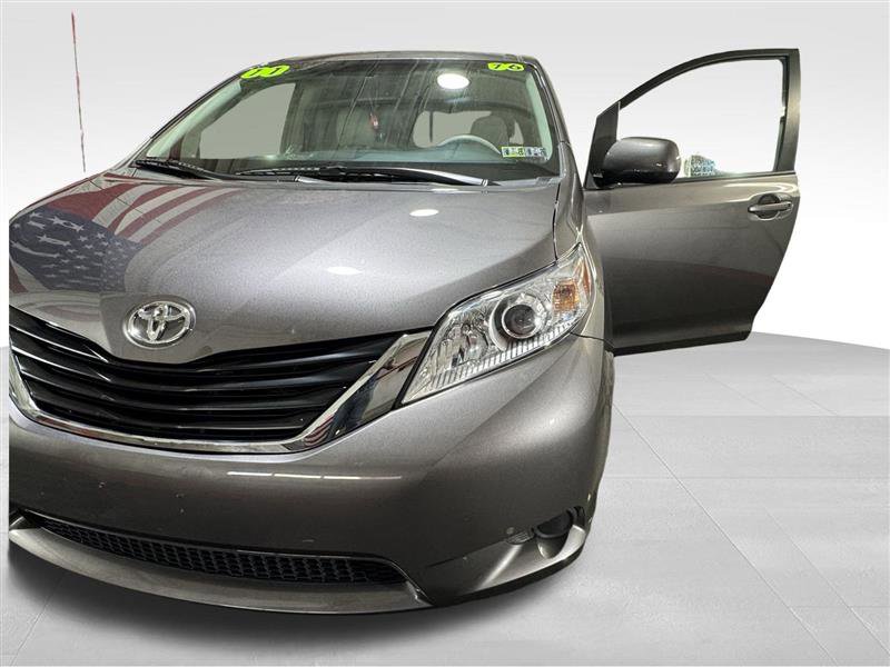 Used 2011 Toyota Sienna LE w/ Towing Pkg image 23