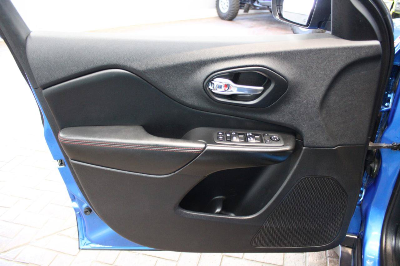 Used 2019 Jeep Cherokee Trailhawk w/ Cold Weather Group AWD/4WD image 15