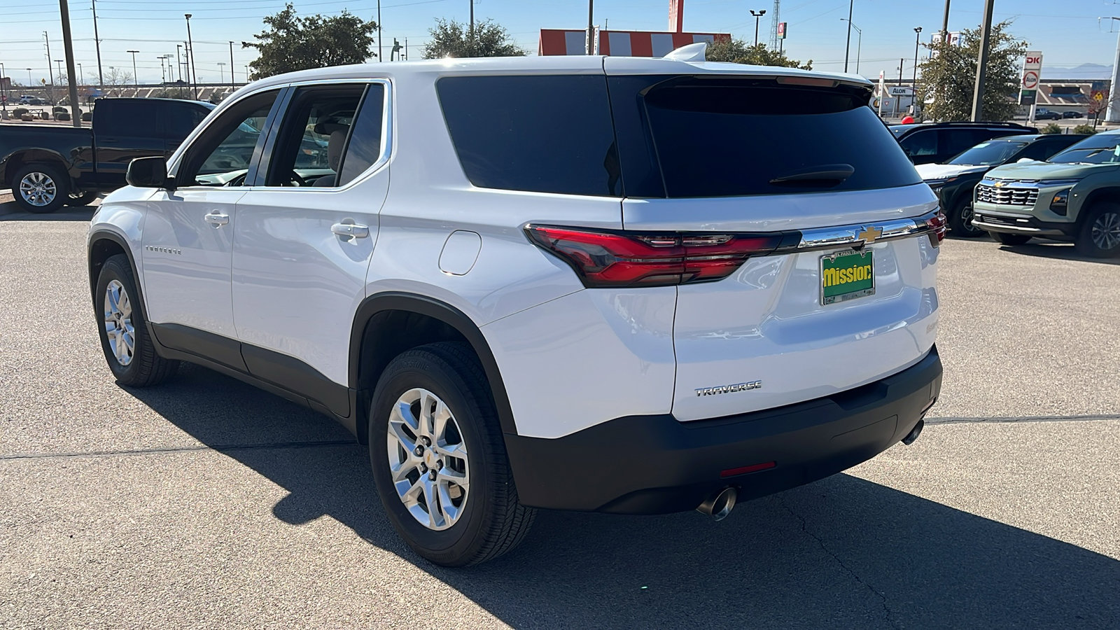 Used 2023 Chevrolet Traverse LS image 6