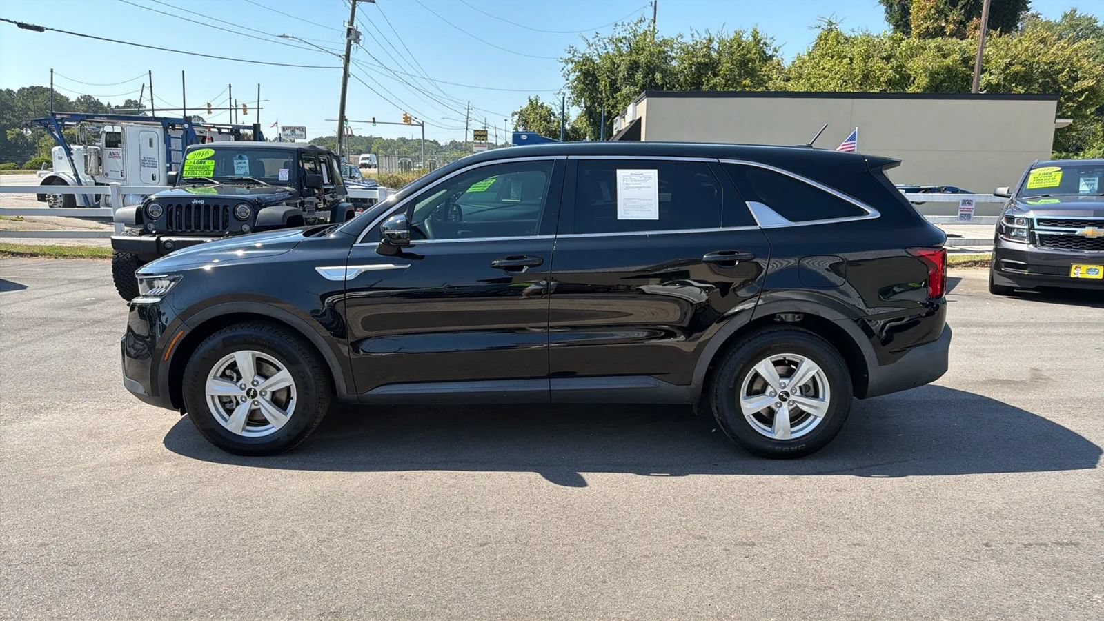 Used 2023 Kia Sorento LX FWD image 2