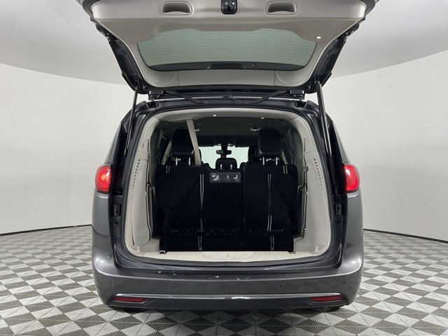 Used 2020 Chrysler Pacifica Touring-L image 9