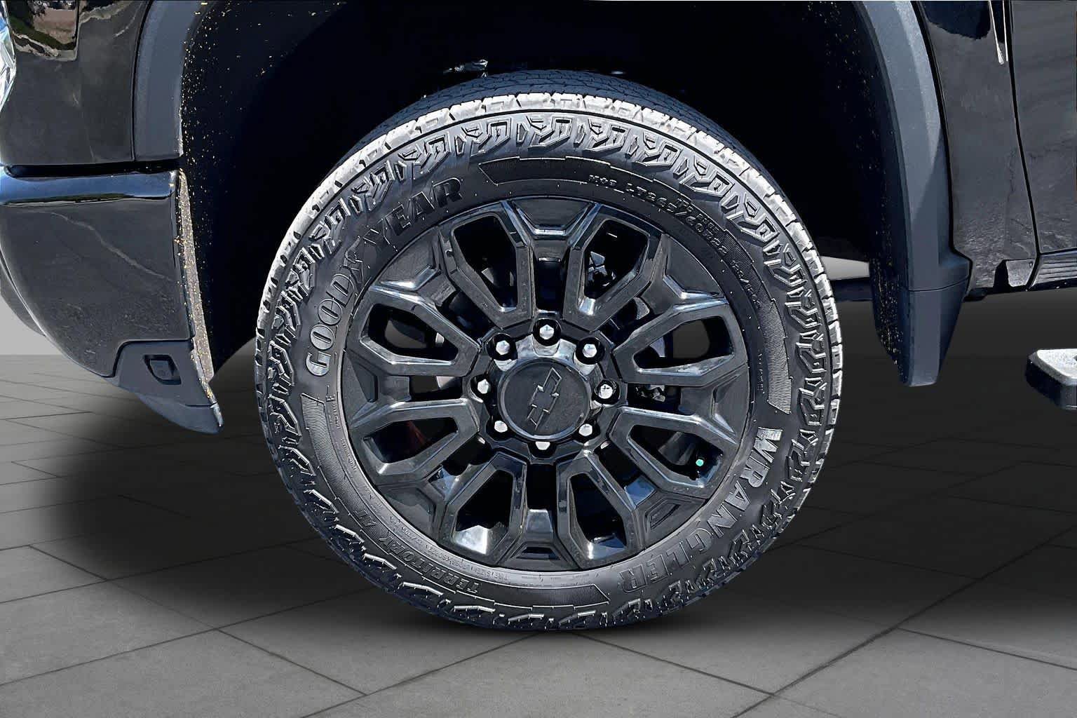 Used 2024 Chevrolet Silverado 2500 High Country w/ Technology Package AWD/4WD image 11