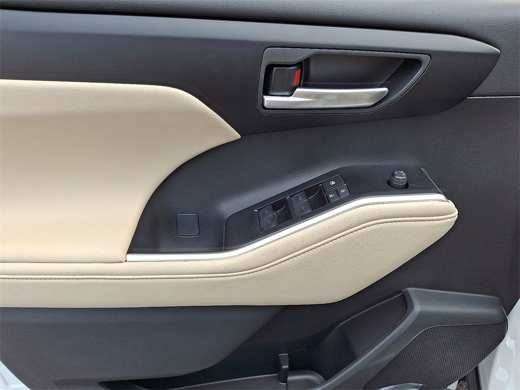 New 2025 Toyota Highlander XLE image 7