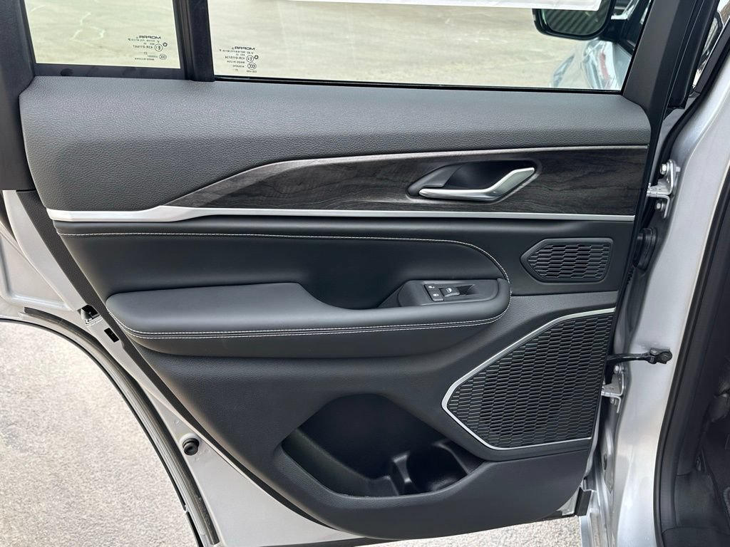 New 2026 Jeep Grand Cherokee Limited AWD/4WD image 15