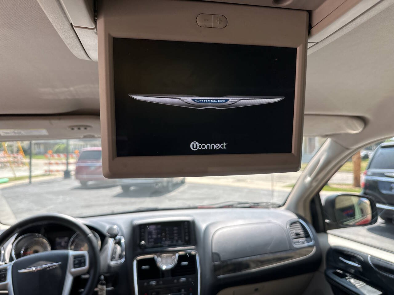 Used 2014 Chrysler Town & Country Touring FWD image 15
