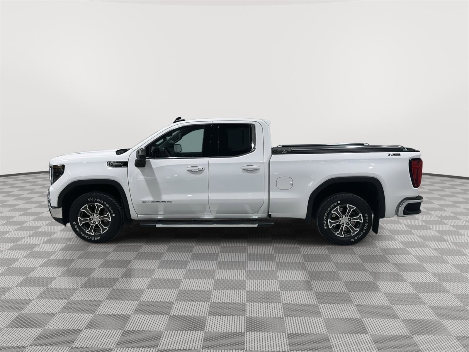 Used 2024 GMC Sierra 1500 SLE image 2
