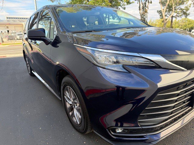 Used 2025 Toyota Sienna XLE image 7