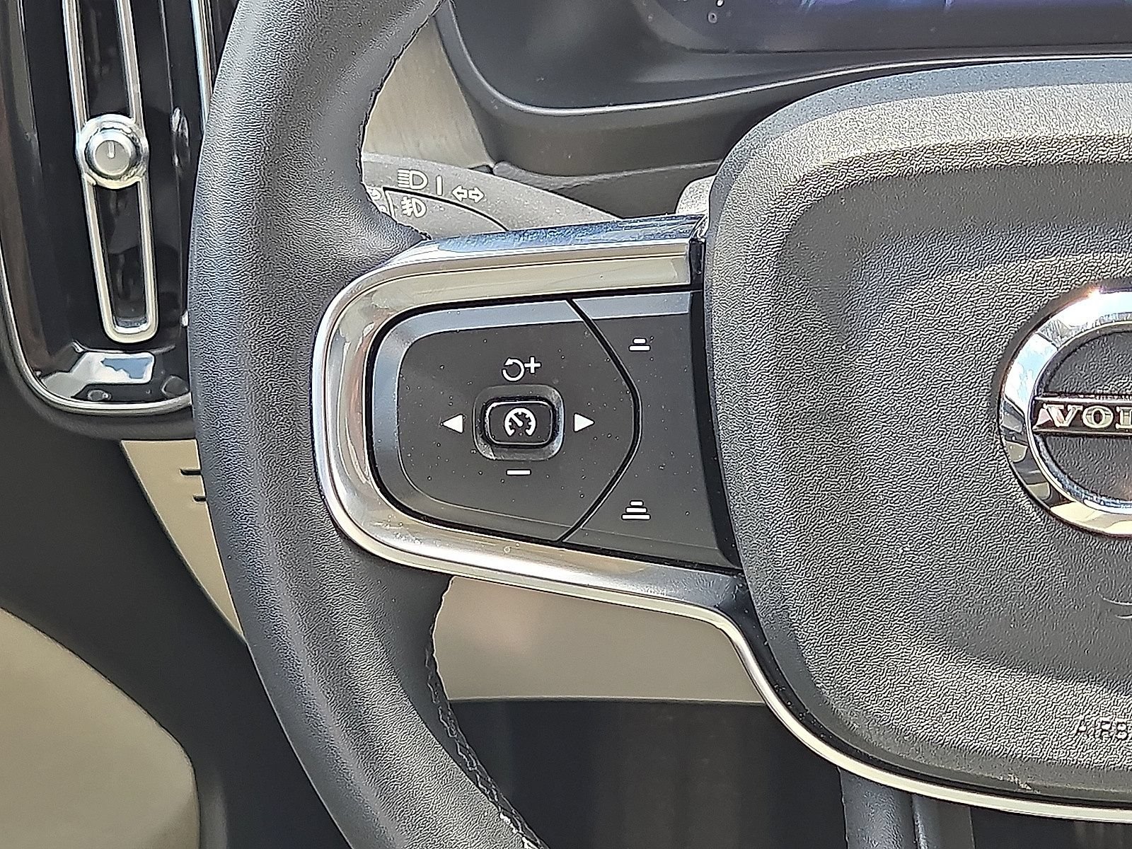 Used 2023 Volvo XC40 B5 Plus w/ Driver Assist Package AWD/4WD image 20