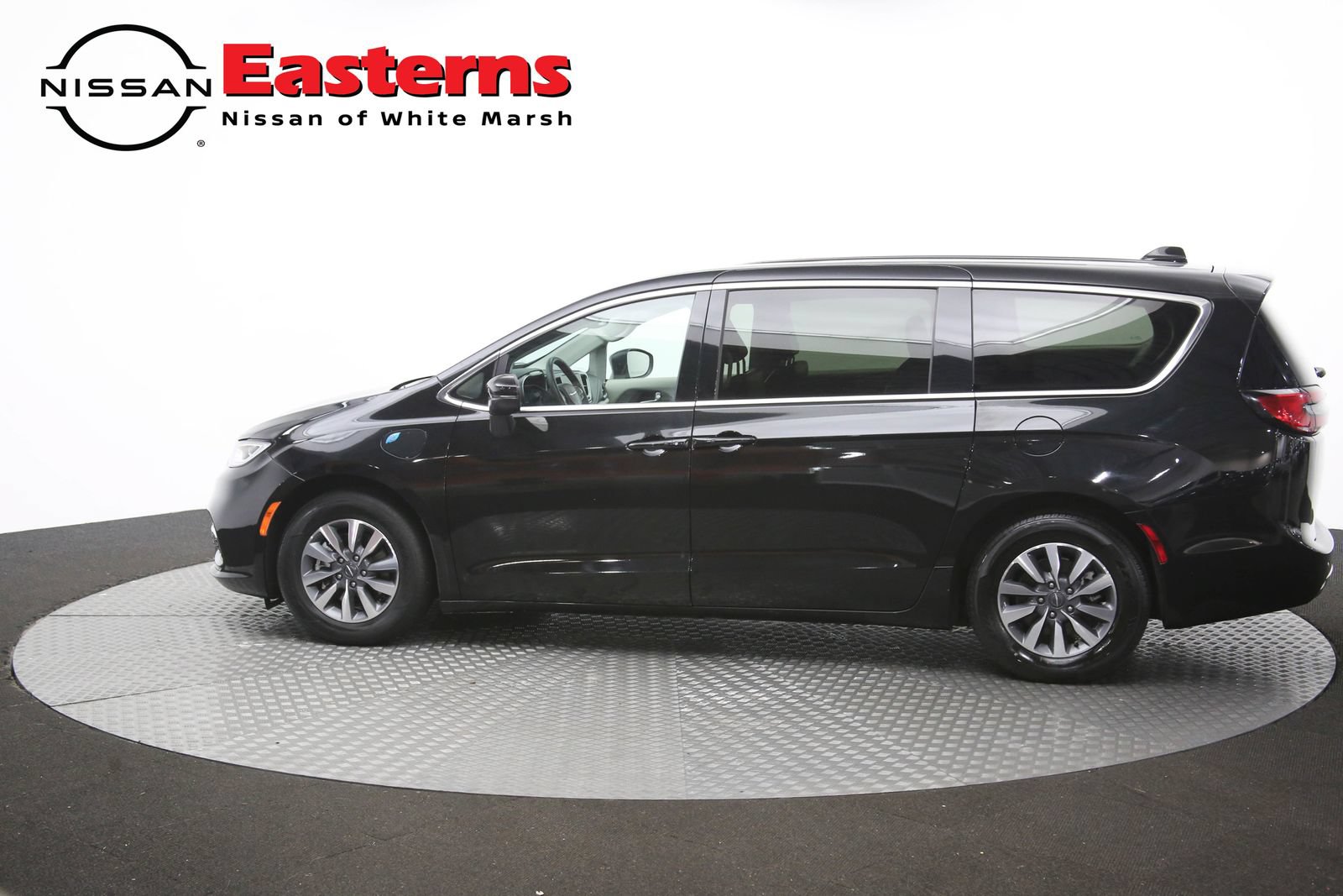 Used 2023 Chrysler Pacifica Touring-L FWD image 63
