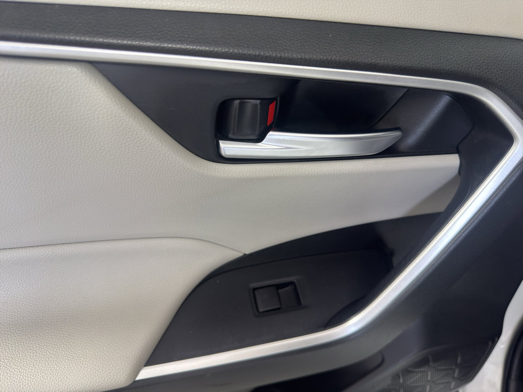 Used 2020 Toyota RAV4 XLE w/ Convenience Package image 32