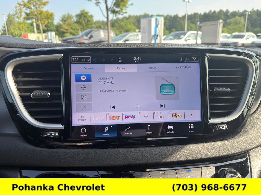 Used 2025 Chrysler Pacifica Select FWD image 16