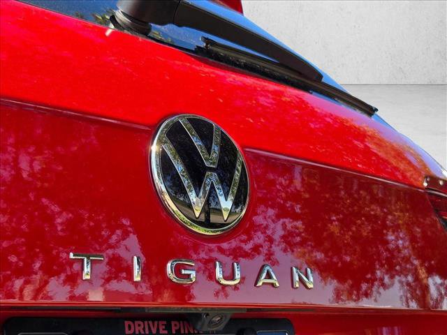 Used 2024 Volkswagen Tiguan SE w/ Panoramic Sunroof Package FWD image 10
