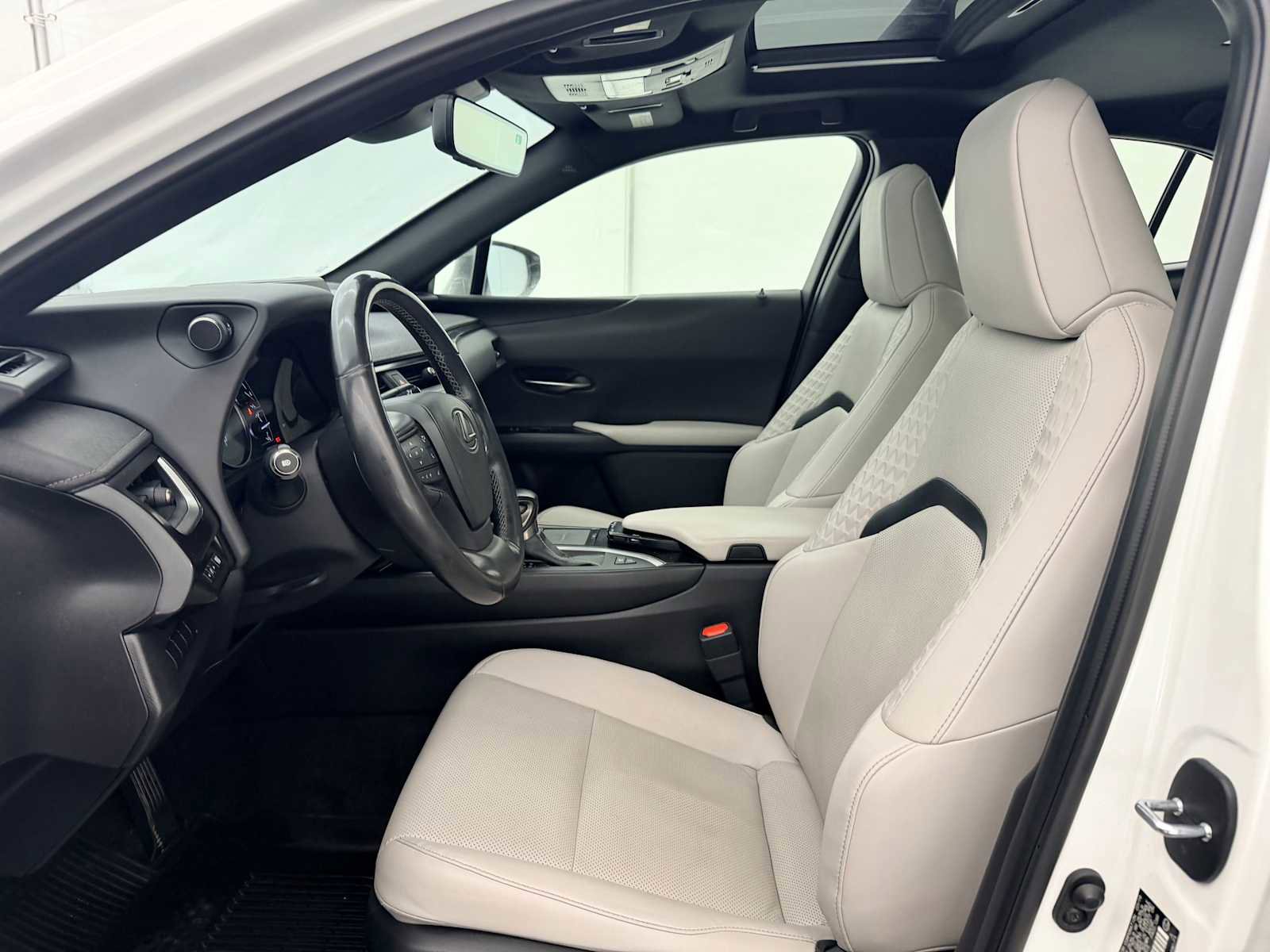 Used 2019 Lexus UX 250h w/ Premium Package image 16