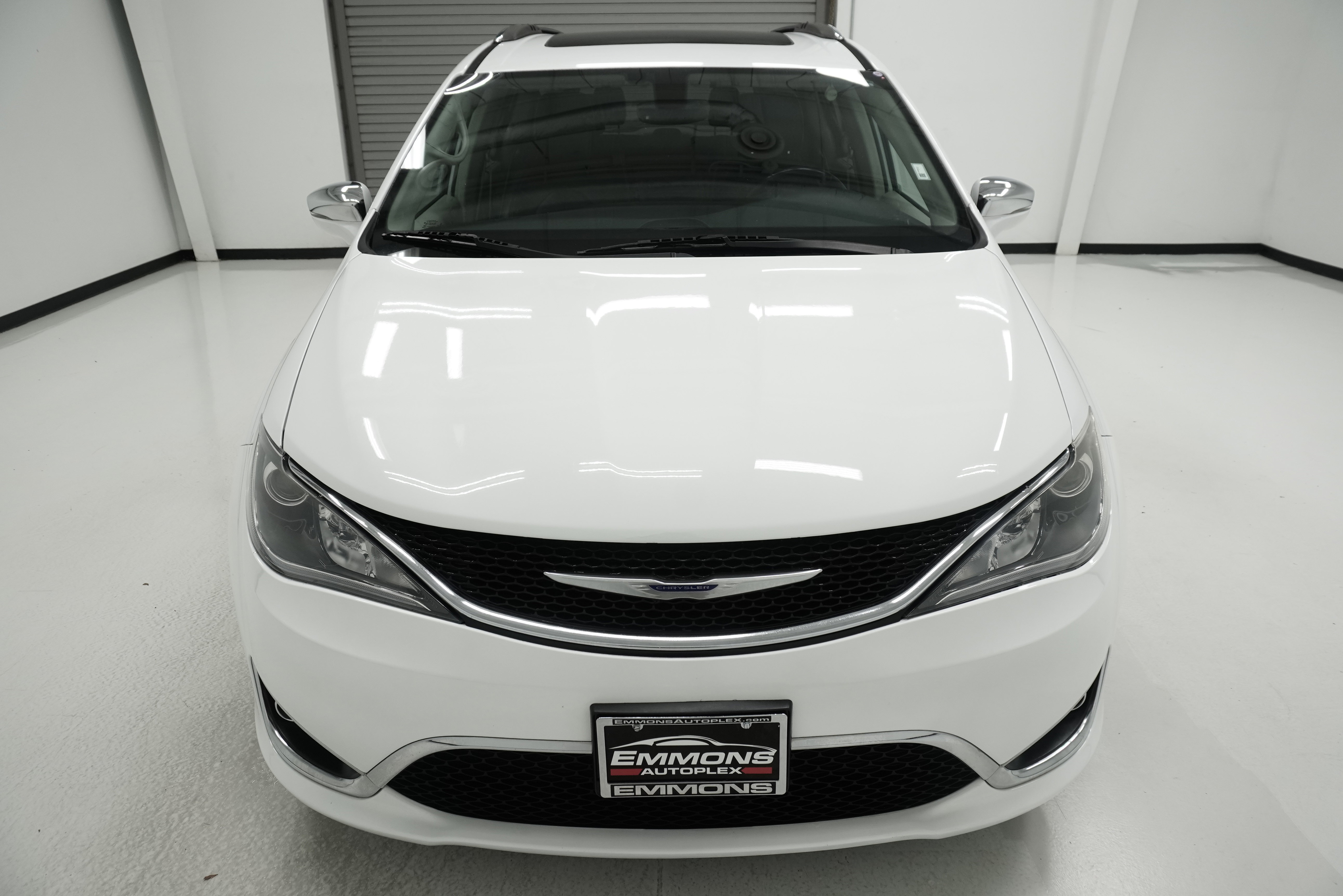 Used 2018 Chrysler Pacifica Limited FWD image 2