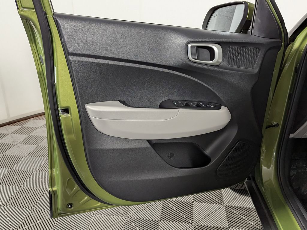 Used 2022 Hyundai Venue SEL w/ Cargo Package FWD image 7