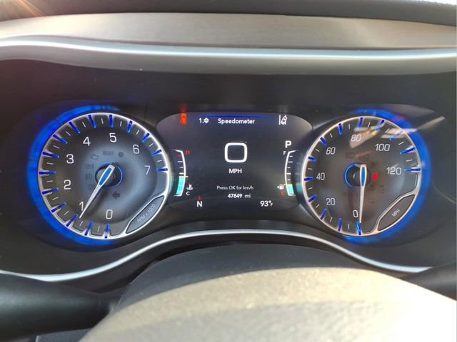 Used 2024 Chrysler Pacifica Touring-L image 29
