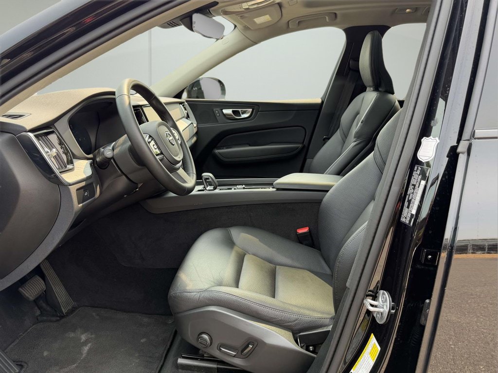 Used 2025 Volvo XC60 B5 Plus AWD/4WD image 15