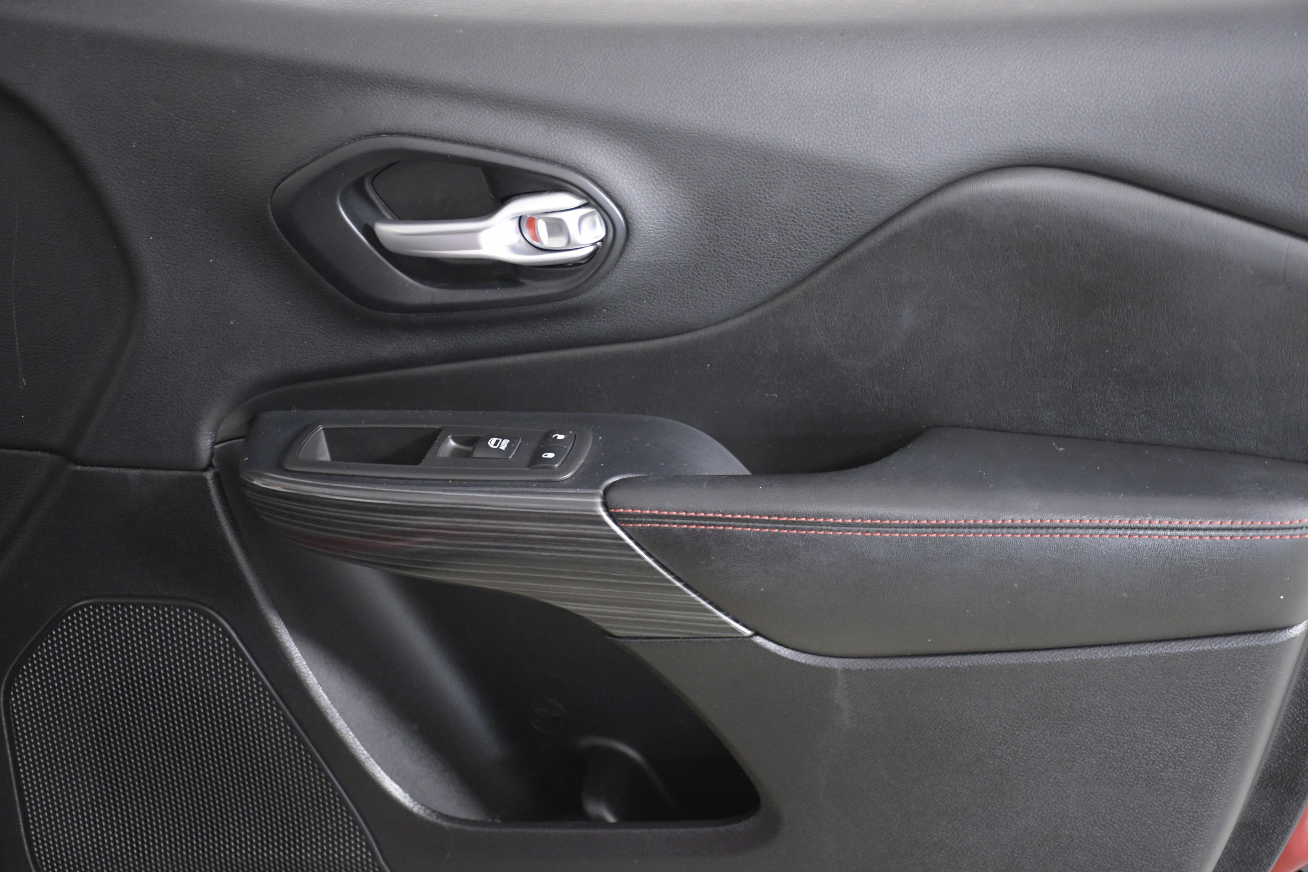 Used 2016 Jeep Cherokee Trailhawk w/ Comfort/Convenience Group image 30