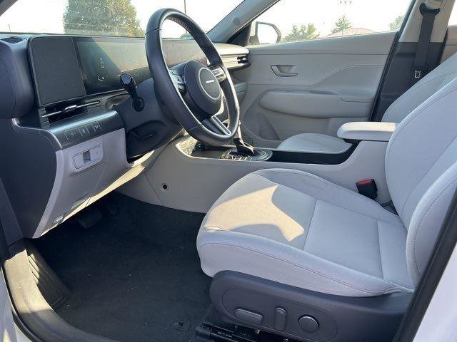 Used 2025 Hyundai Kona SEL image 2