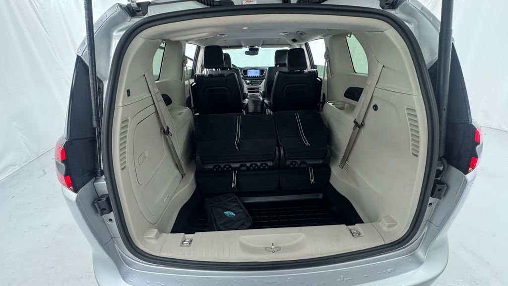 Used 2022 Chrysler Pacifica Touring-L FWD image 16