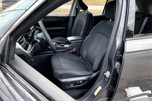 Used 2024 Jeep Grand Cherokee Laredo image 18