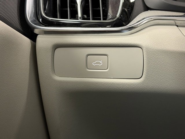 Used 2023 Volvo S60 B5 Plus image 13