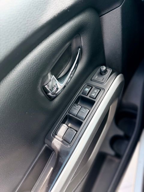 Used 2018 Nissan Titan SV w/ SV Convenience Package image 15