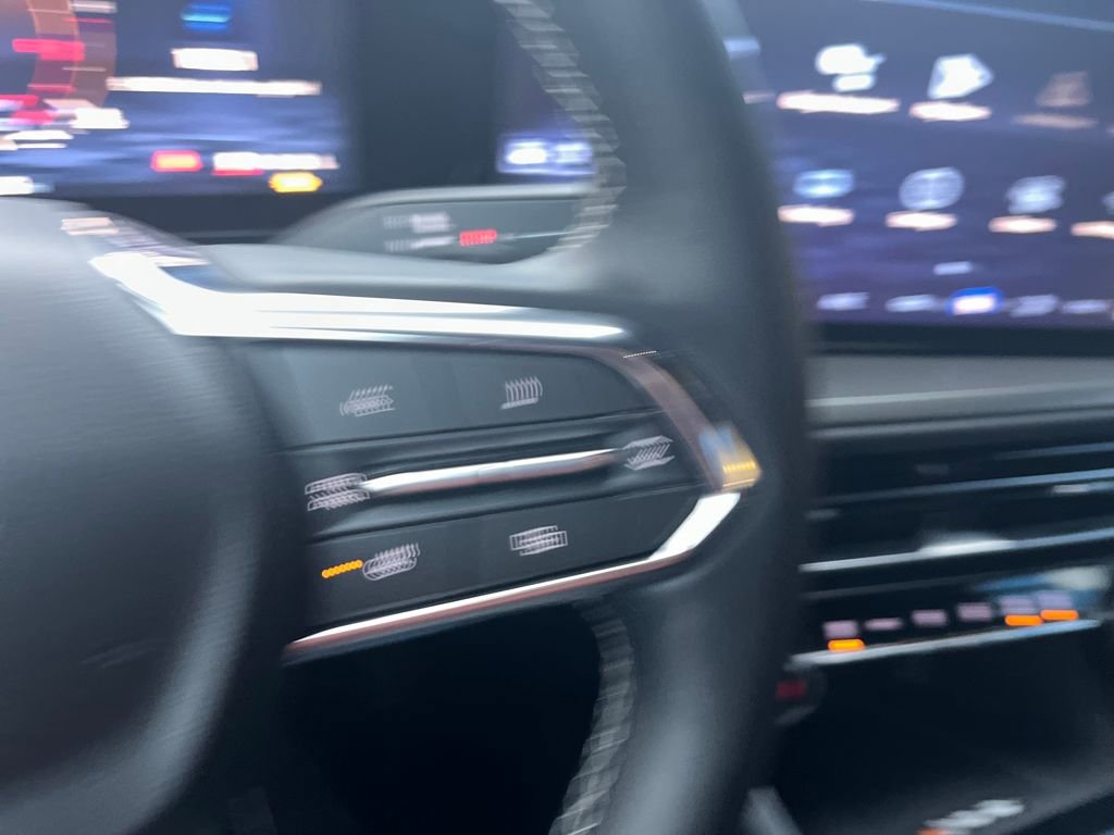 Used 2025 Chevrolet Traverse LT image 11