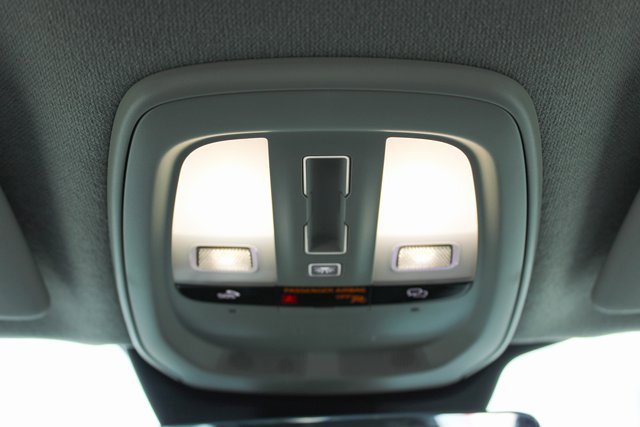 Used 2025 Volvo XC40 B5 Plus image 30