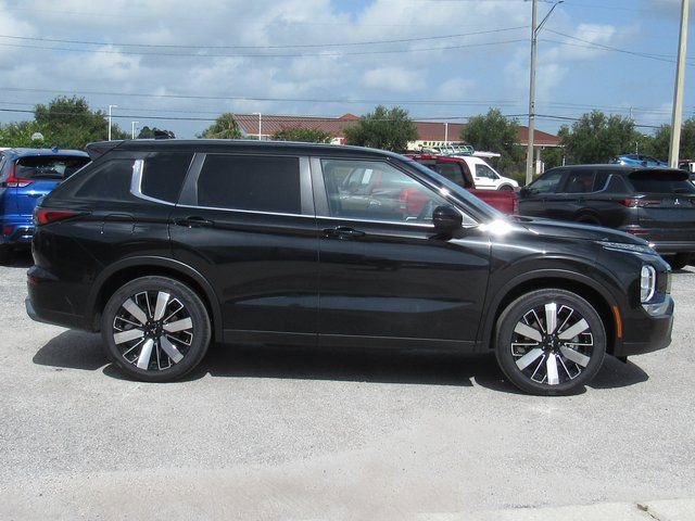 New 2025 Mitsubishi Outlander SE image 2