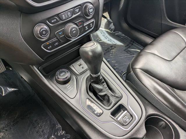 Used 2019 Jeep Cherokee Latitude Plus w/ Cold Weather Group AWD/4WD image 13