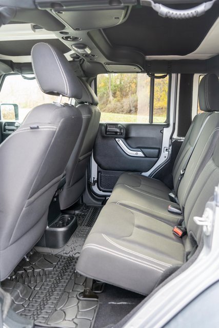 Used 2017 Jeep Wrangler Unlimited Rubicon w/ Connectivity Group image 12