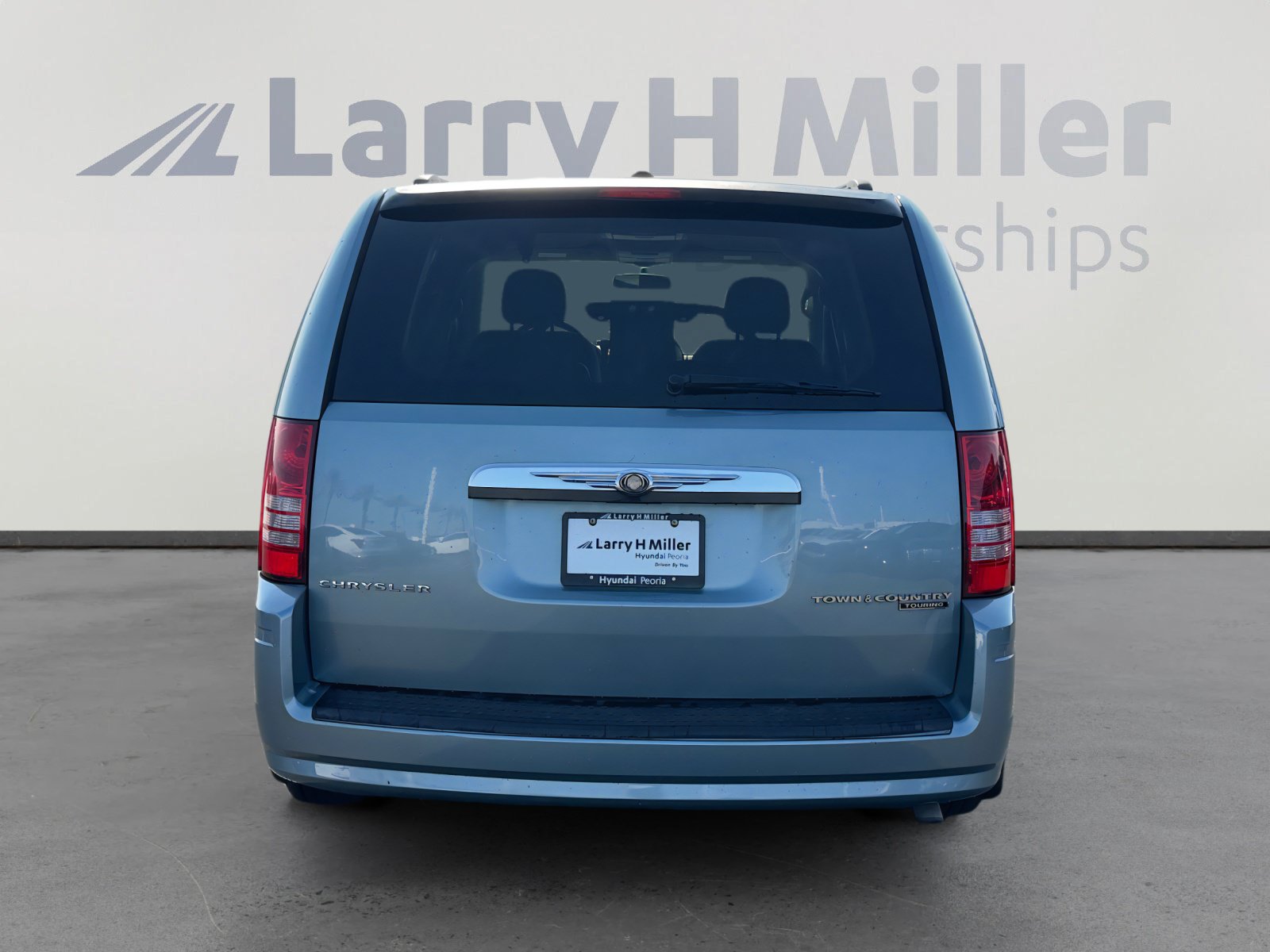Used 2010 Chrysler Town & Country Touring FWD image 5