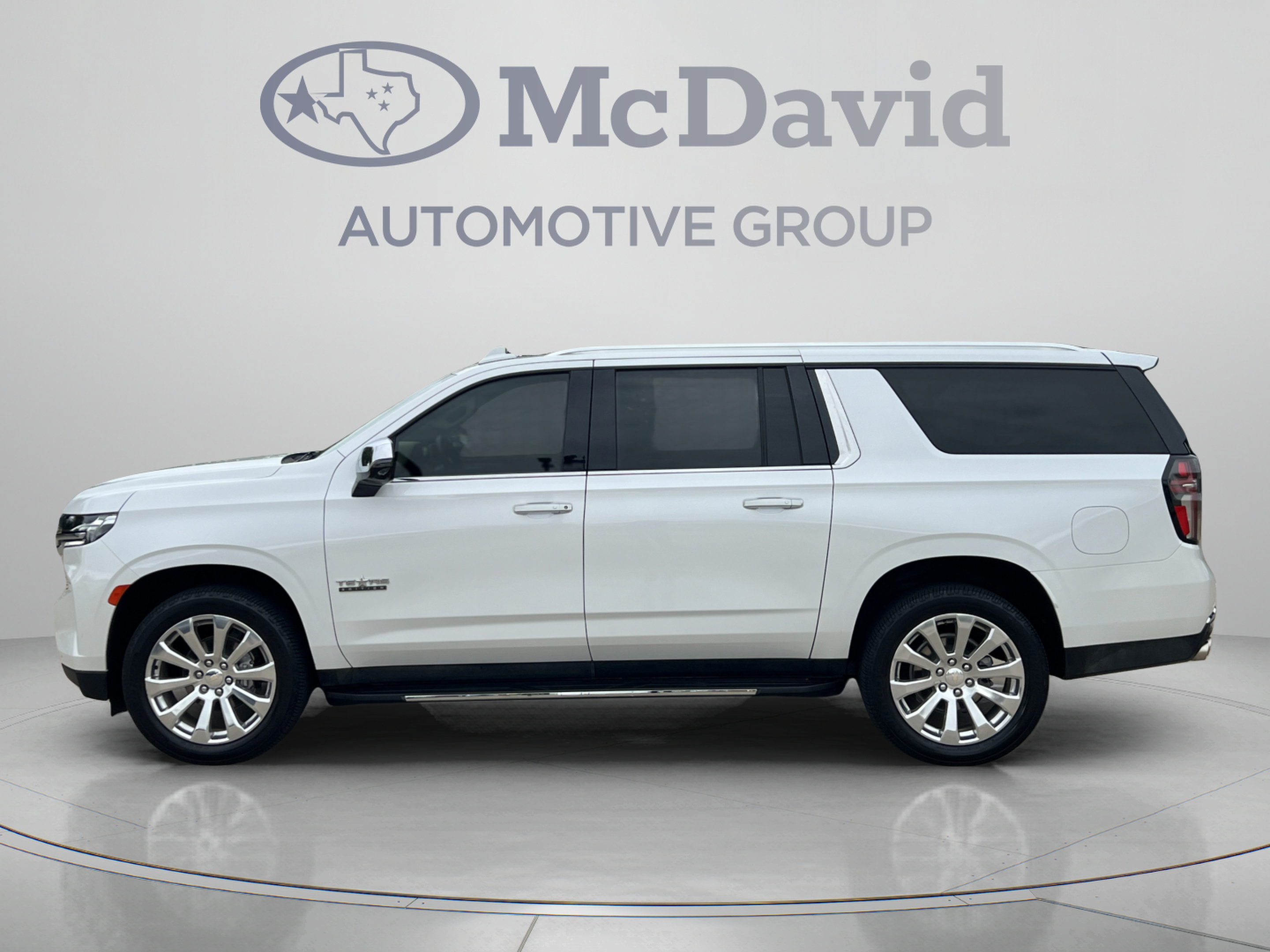Used 2023 Chevrolet Suburban Premier w/ Premium Package RWD image 4