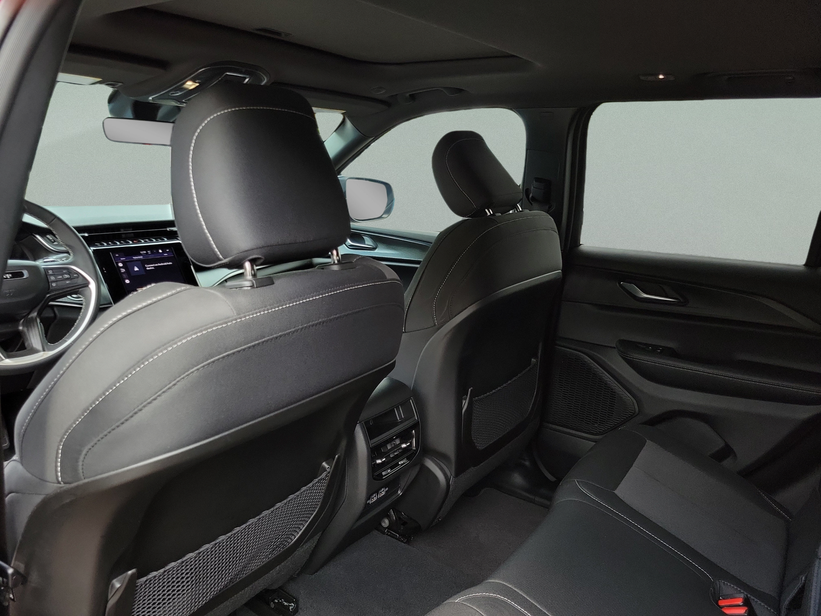 Used 2025 Jeep Grand Cherokee Laredo X RWD image 12