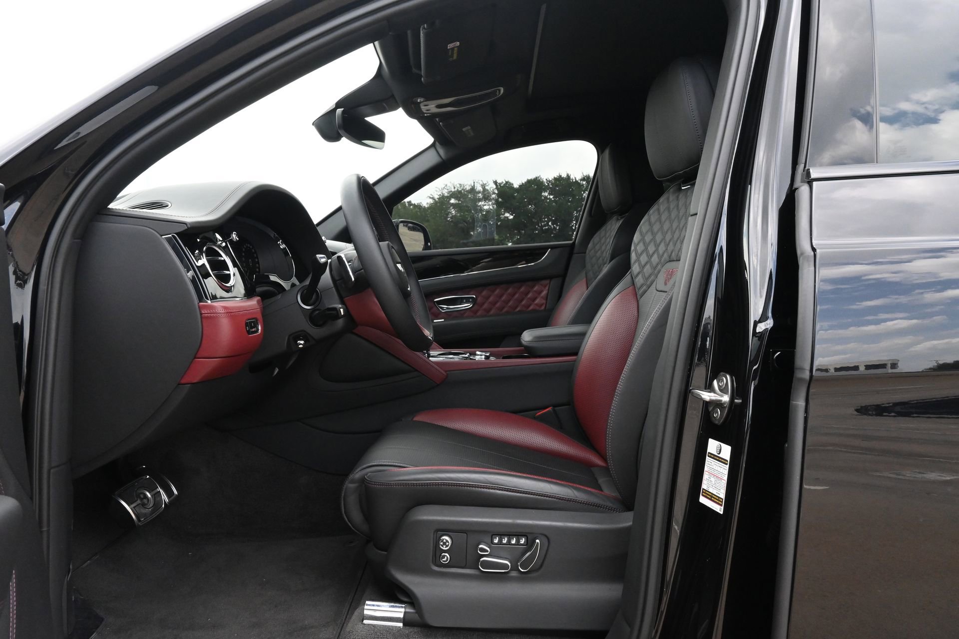 Used 2024 Bentley Bentayga AWD/4WD image 18