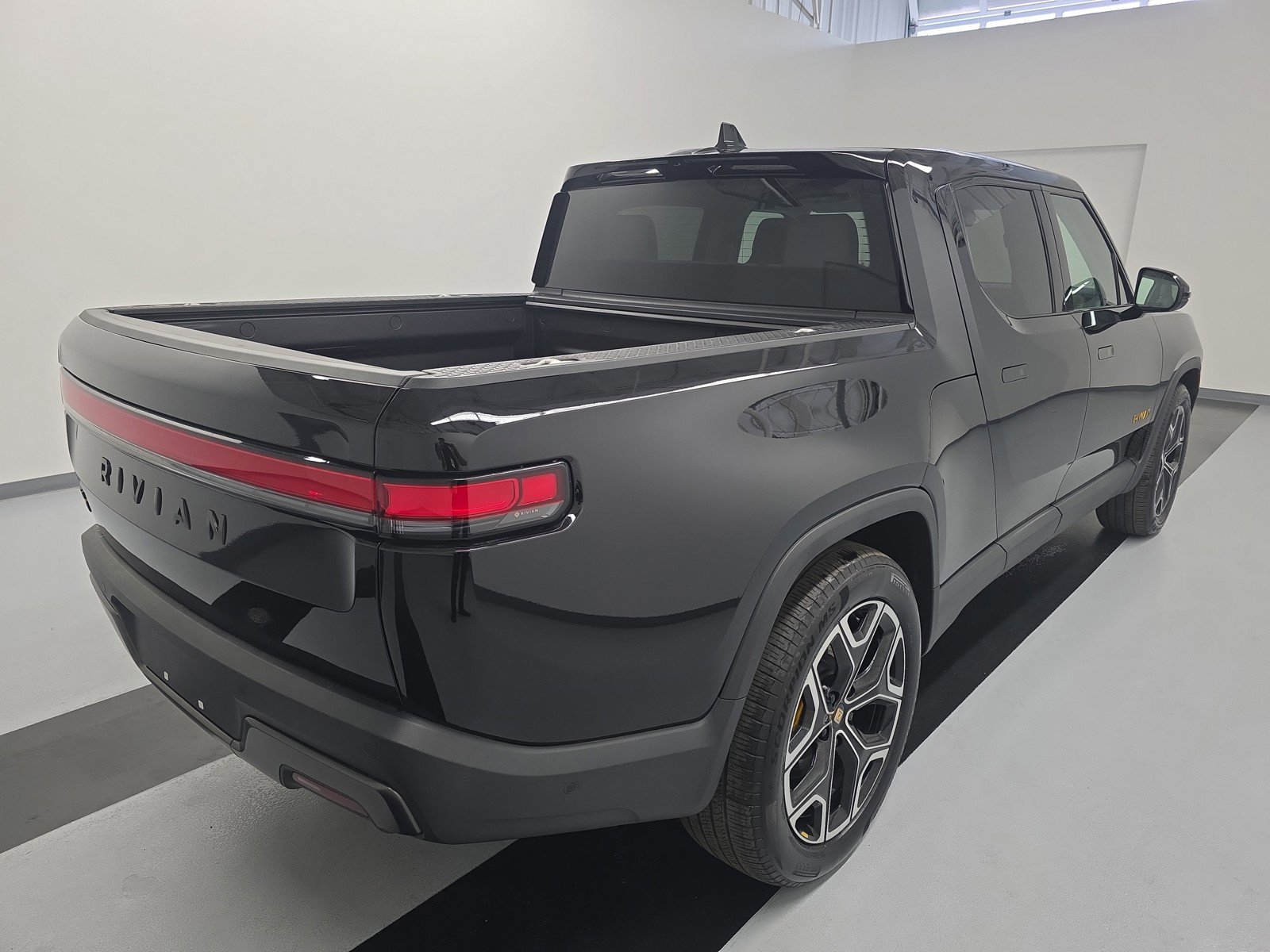 Used 2025 Rivian R1T Premium AWD/4WD image 5
