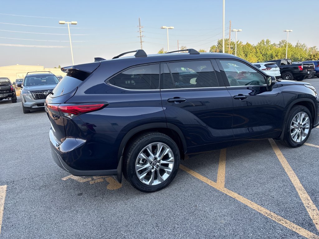 Used 2022 Toyota Highlander Limited AWD/4WD image 5