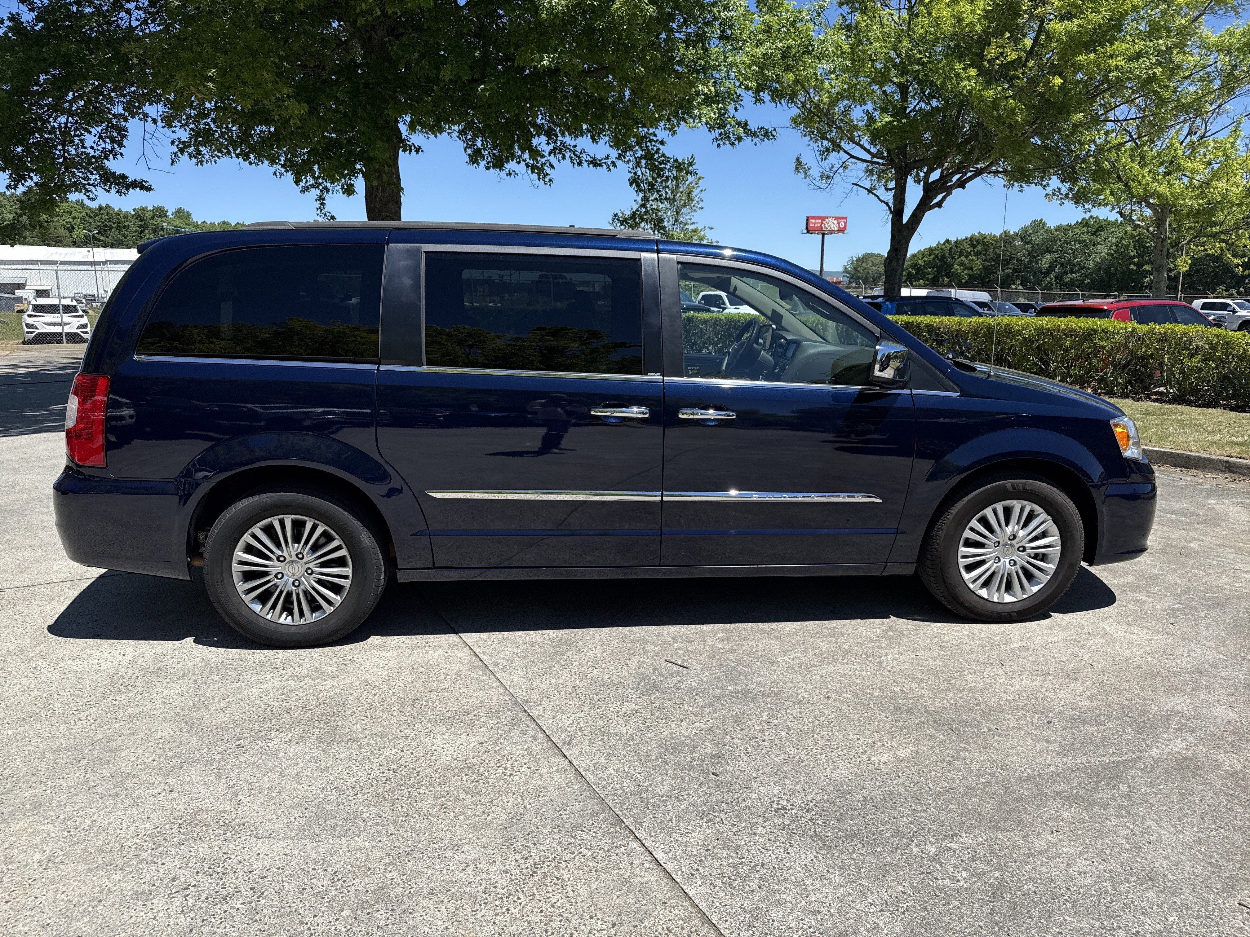 Used 2014 Chrysler Town & Country Touring-L w/ Driver Convenience Group FWD image 8