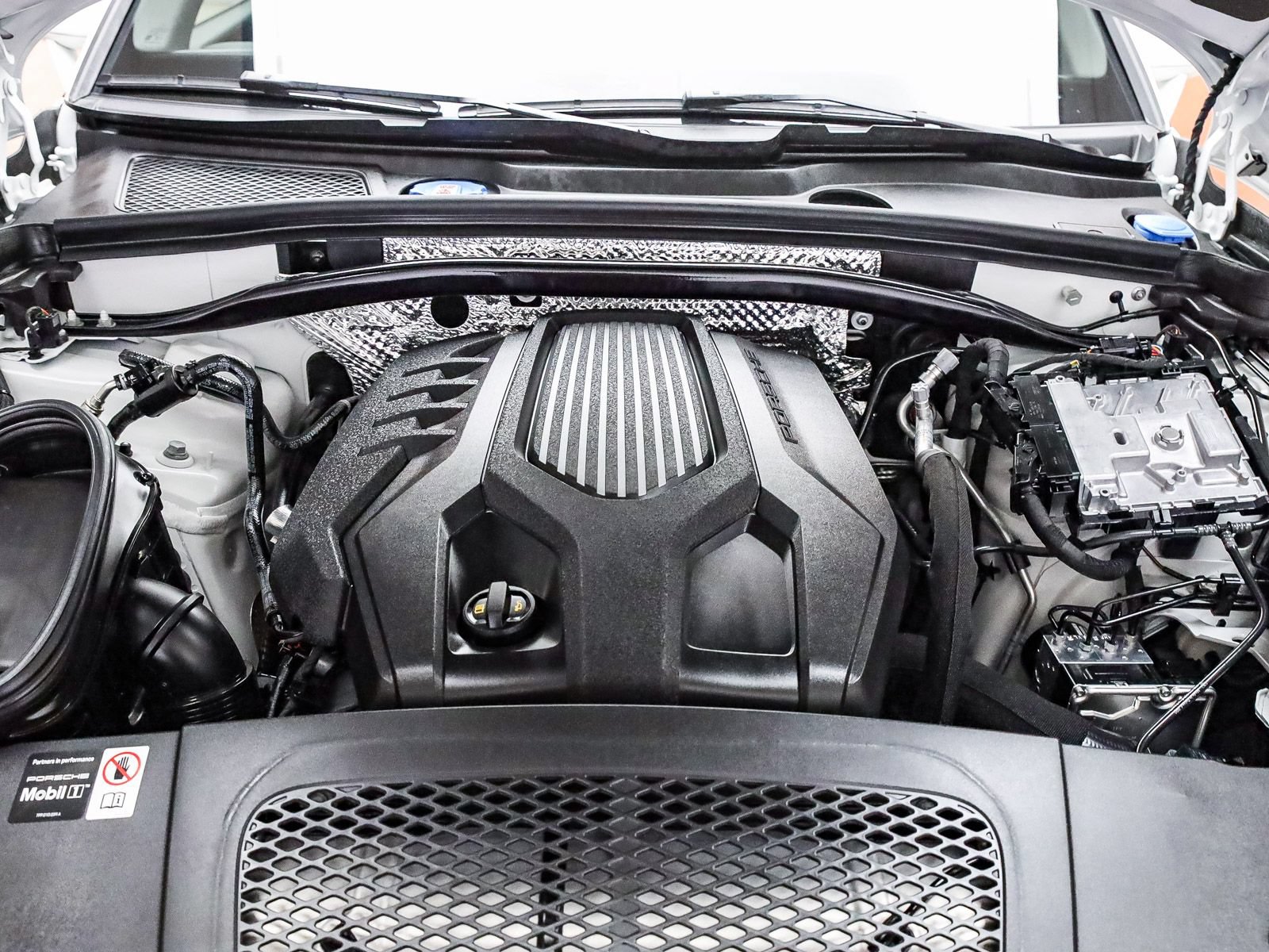 Certified 2025 Porsche Macan AWD/4WD image 29