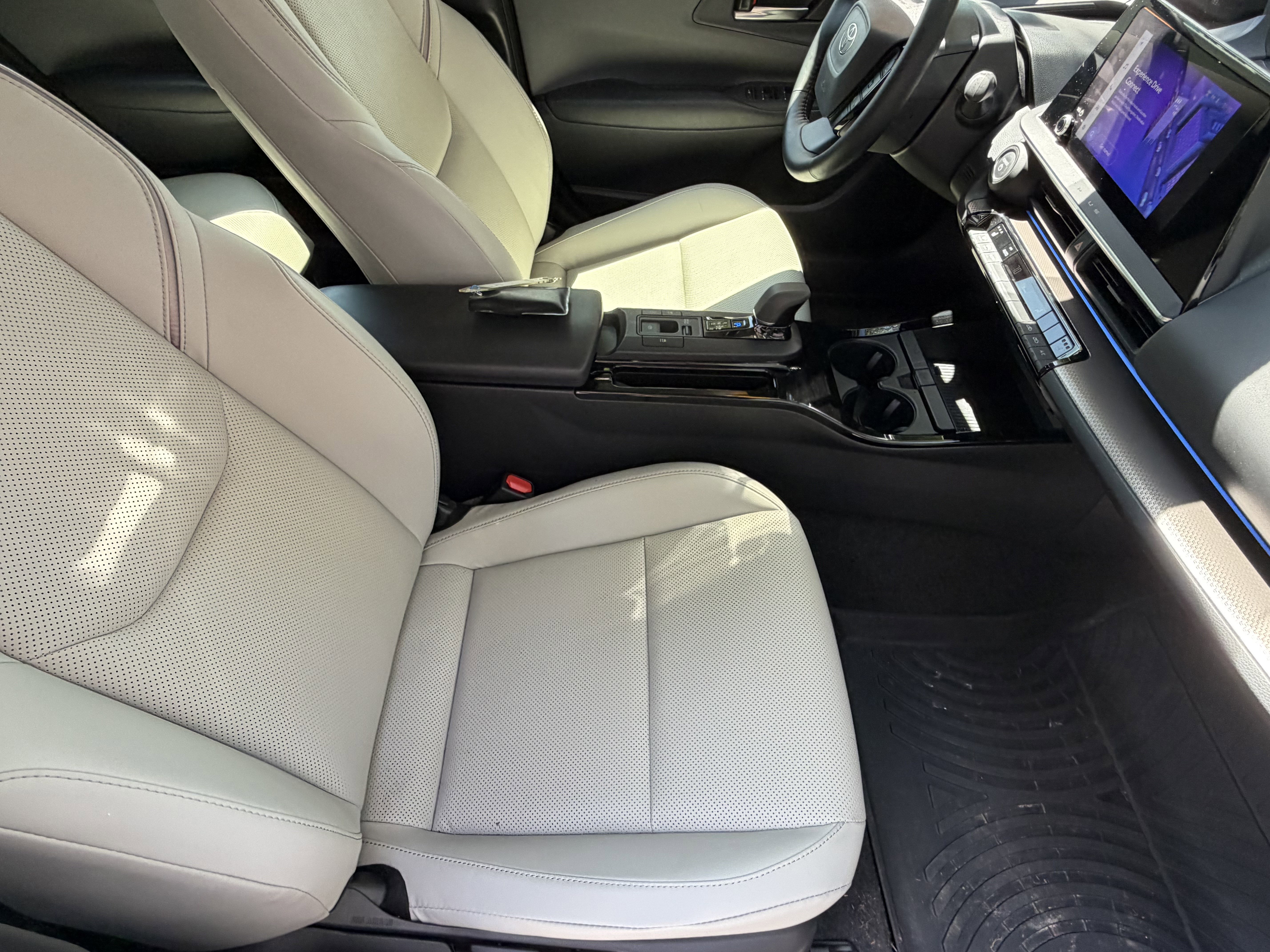 Used 2024 Toyota Prius XLE FWD image 41