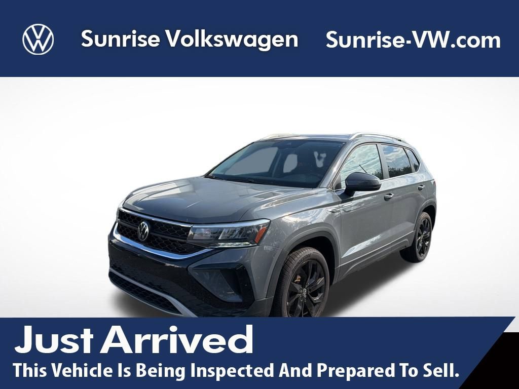 Used 2024 Volkswagen Taos SE w/ Panoramic Sunroof Package
