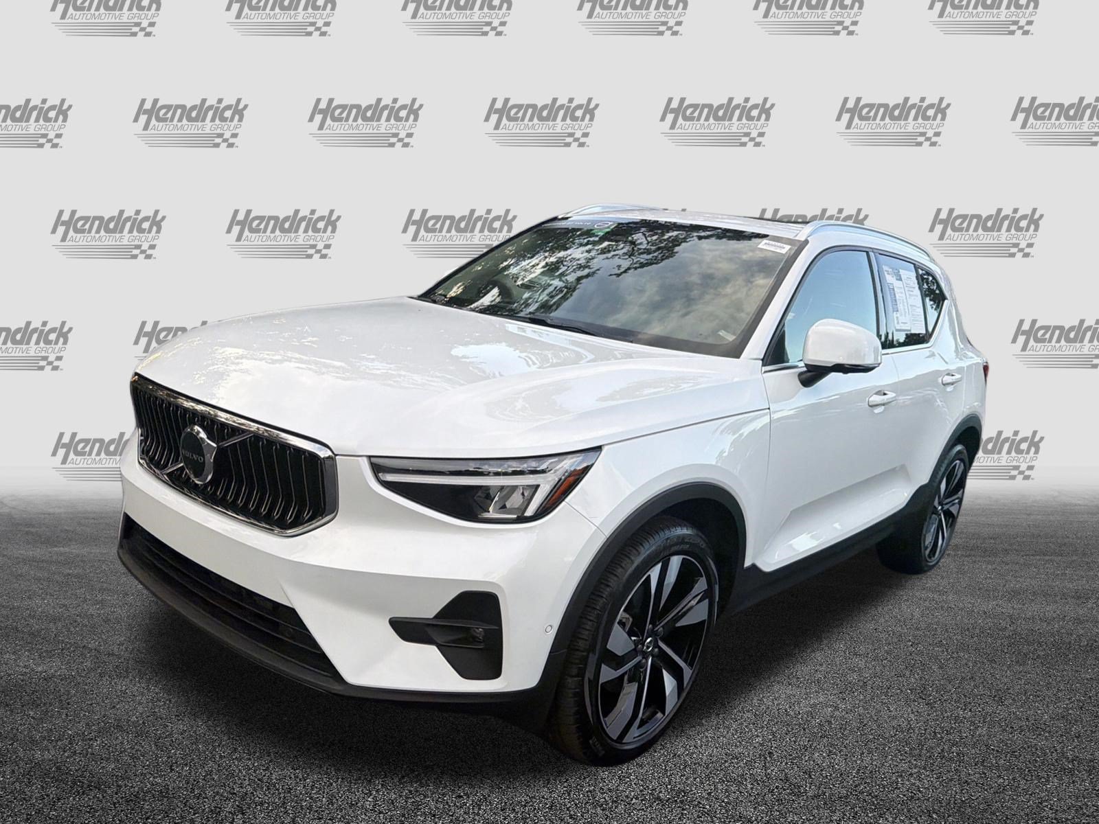 Certified 2024 Volvo XC40 B5 Plus AWD/4WD image 5