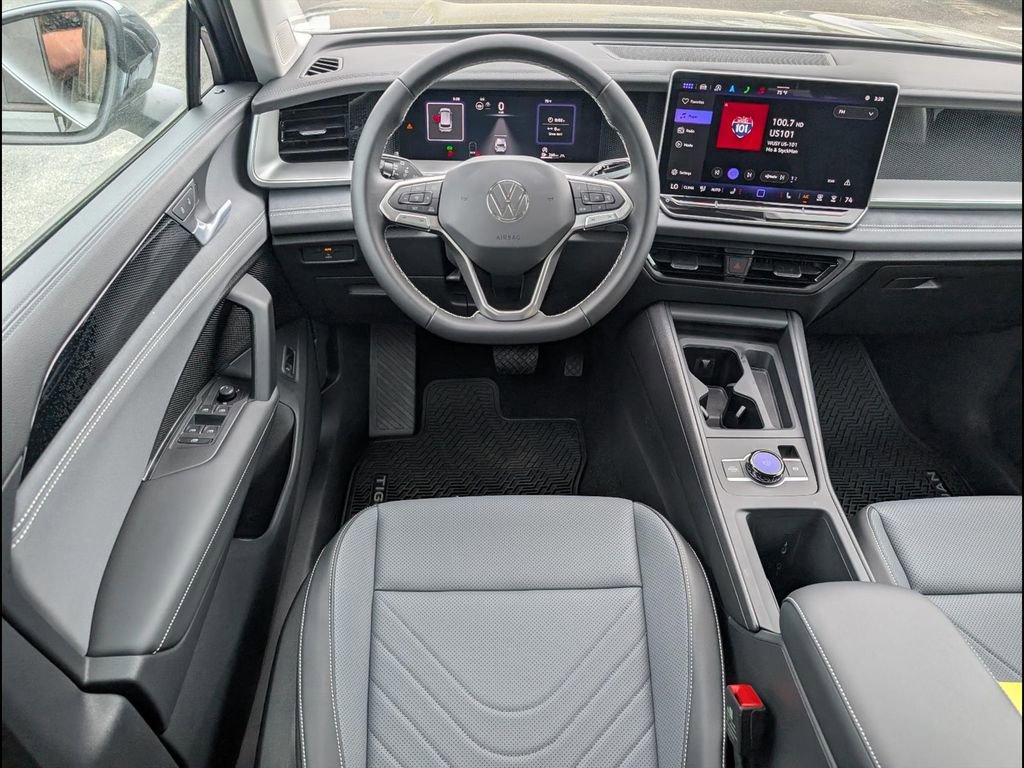 Used 2025 Volkswagen Tiguan SE image 9
