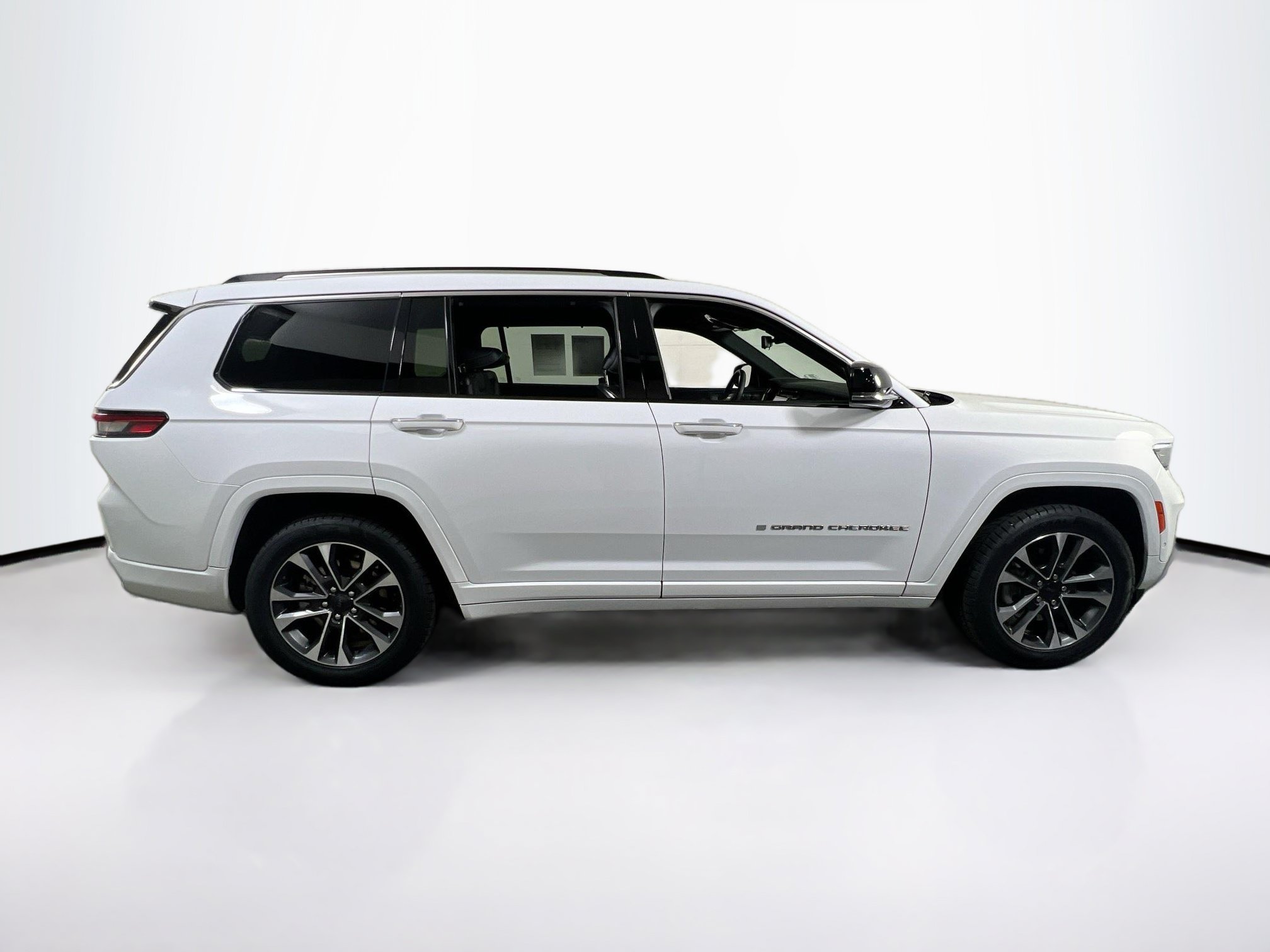 Used 2023 Jeep Grand Cherokee L Overland w/ Luxury Tech Group IV AWD/4WD image 4