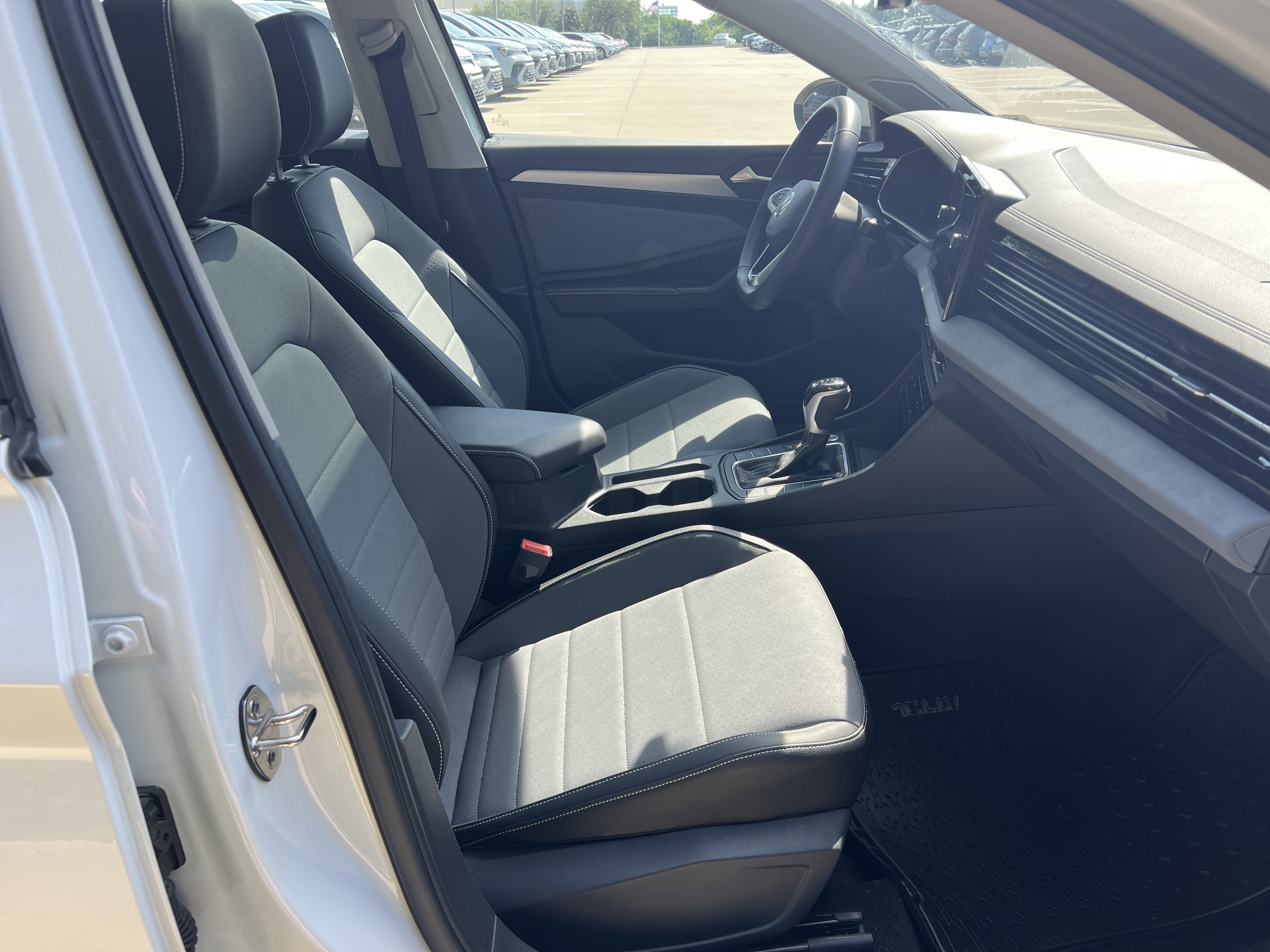 Used 2025 Volkswagen Jetta SE w/ Sunroof Package FWD image 27