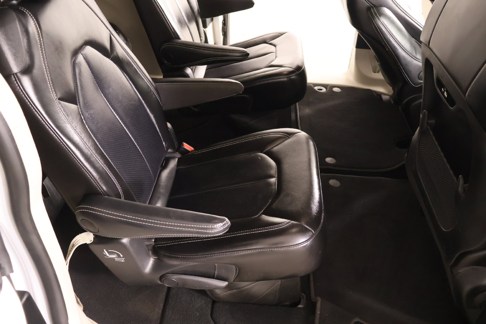 Used 2023 Chrysler Pacifica Touring-L FWD image 15