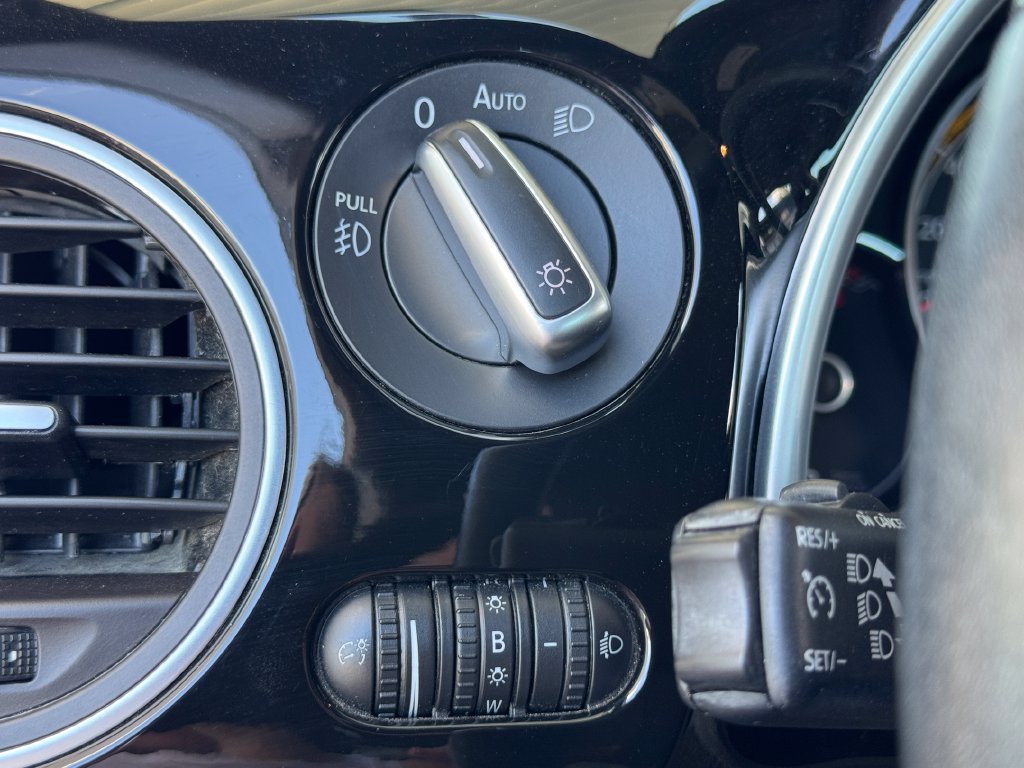 Used 2018 Volkswagen Beetle 2.0T Dune FWD image 16